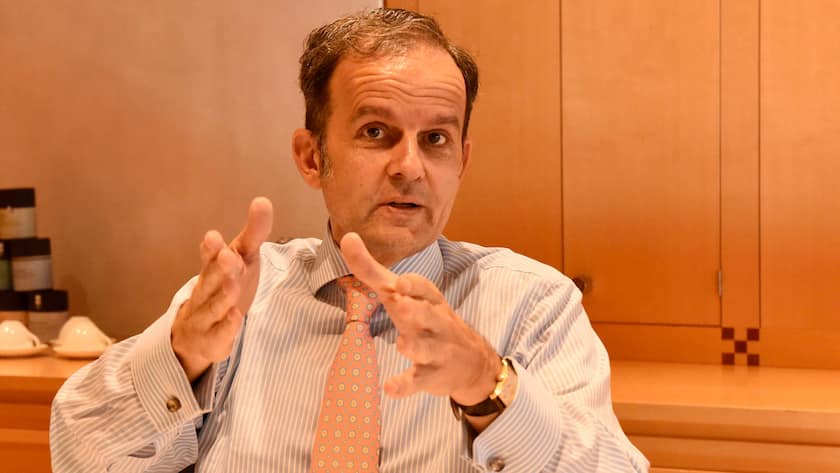 Werner E. Rutsch, Mitglied der Geschäftsleitung von AXA Investment Managers Schweiz AG, präsentiert in Zürich die Ergebnisse 14. PK-Studie von Axa IM.