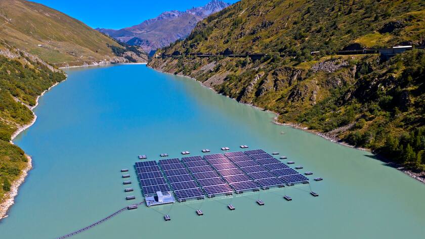 Erstes schwimmendes alpines Solarkraftwerk der Schweiz im Lac des Toules im Wallis.