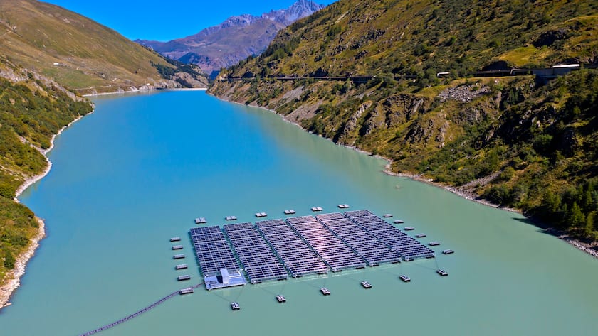 Erstes schwimmendes alpines Solarkraftwerk der Schweiz, Lac des Toules, Bourg-Saint-Pierre, Wallis, Schweiz *** First high altitude floating solar power plant in Switzerland, Lac des Toules, Bourg-Saint-Pierre, Valais, Switzerland *** First high altitude floating solar power plant in Switzerland, Lac des Toules, Bourg Saint Pierre, Wallis, Switzerland First high altitude floating solar power plant in Switzerland, Lac des Toules, Bourg Saint Pierre, Valais, Switzerland