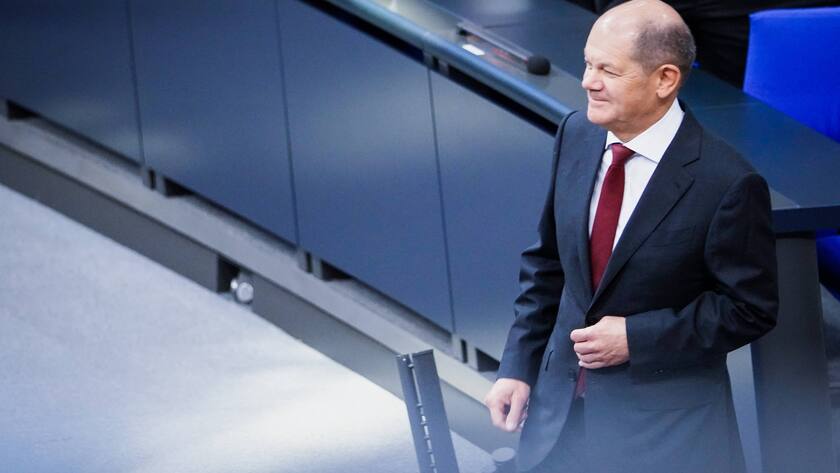 79. Bundestagssitzung und Debatte in Berlin Aktuell,19.01.2023 Berlin, Bundeskanzler Olaf Scholz SPD im Portrait bei der Eidesleistung des Bundesministers fuer Verteidigung im Plenum bei der 79. Sitzung des Deutschen Bundestag in Berlin Berlin Berlin Deutschland *** 79 Bundestag session and debate in Berlin News,19 01 2023 Berlin, Chancellor Olaf Scholz SPD in portrait during the oath of the Federal Minister of Defense in the plenum at the 79 session of the German Bundestag in Berlin Berlin Germany