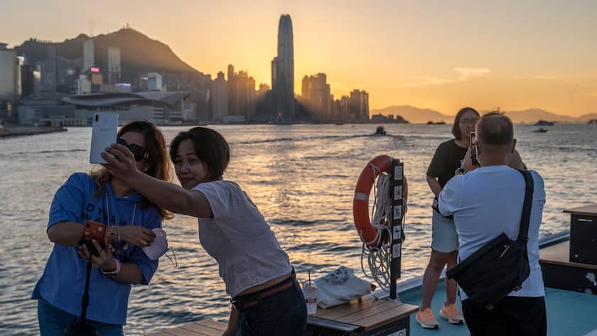 Hong Kong Daily Life Two women taking a selfie in front of the Central Skyline on October 3, 2022 in Hong Kong, China. Hong Kong Hong Kong PUBLICATIONxNOTxINxFRA Copyright: xVernonxYuenx originalFilename: yuen-hongkong221003_np7ov.jpg