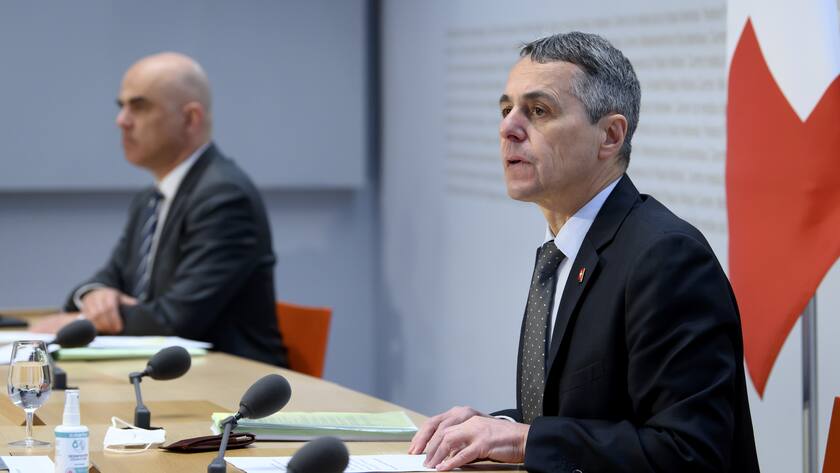 Bundespraesident Ignazio Cassis, rechts, spricht an der Seite von Bundesrat Alain Berset, links, spricht waehrend einer Medienkonferenz ueber die neusten Entscheide des Bundesrates zur Coronavirus-Pandemie, am Mittwoch, 16. Februar 2022, im Medienzentrum Bundeshaus in Bern. (KEYSTONE/Anthony Anex)