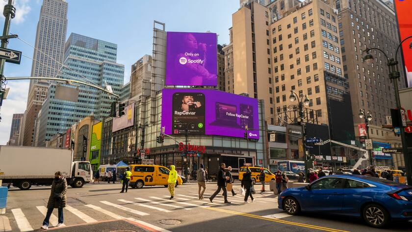 PR nightmare for Spotify Advertising for the music streaming service Spotify in Herald Square in New York on Tuesday, February 8, 2022. Spotify is currently embroiled in an imbroglio concerning podcaster Joe Rogan and his anti-vaccination misinformation and racial slurs. PUBLICATIONxNOTxINxUSAxUK RichardxB.xLevine