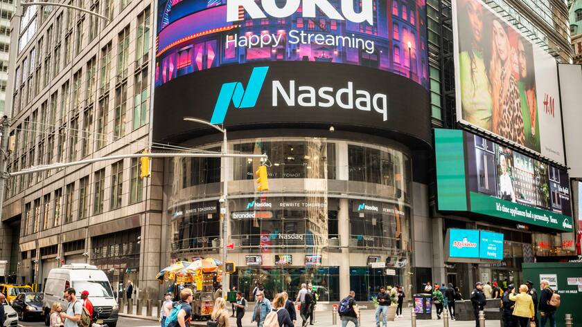 Nasdaq stock exchange Anzeige am Times Square in New York City.