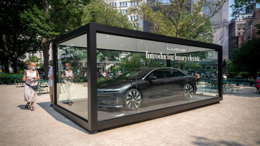 Ein Lucid Air ist in einer Vitrine im Madison Square Park in New York ausgestellt.