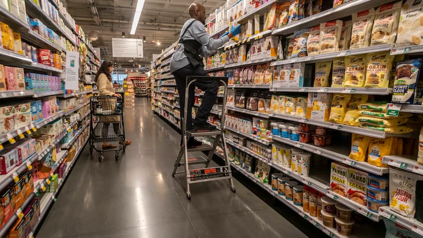 Consumers, stock market, everyone contends with inflation Shopping in a Whole Foods Market supermarket in New York on Thursday, April 27, 2023. The Federal Reserve reported that economic growth in the U.S. slowed more than expected during the first quarter. PUBLICATIONxNOTxINxUSAxUK RichardxB.xLevine