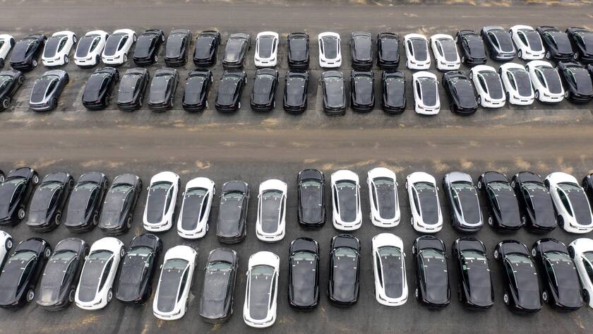 Werden in Indien bald Teslas am Laufband produziert (im Bild: Tesla-Fabrik im deutschen Grünheide)?