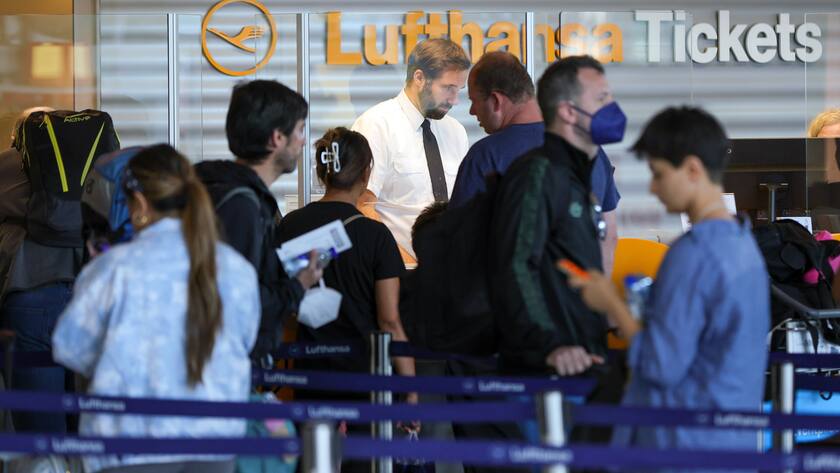Fluggäste vor einem Lufthansa - Ticketschalter / Piloten Streik der Lufthansa 800 Flüge werden gestrichen am Flughafen in München / Datum: 02.09.2022 / *** Passengers in front of a Lufthansa ticket counter pilots strike Lufthansa 800 flights are canceled at the airport in Munich date 02 09 2022