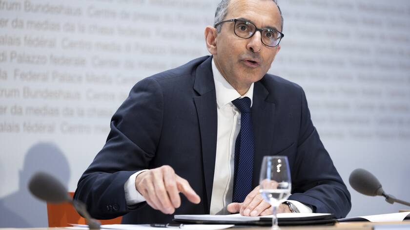 Erwin Bollinger, Botschafter, Leiter des Leistungsbereichs Bilaterale Wirtschaftsbeziehungen, Staatssekretariat fuer Wirtschaft SECO, spricht waehrend einer Medienkonferenz zur aktuellen Situation des Krieges in der Ukraine und die Konsequenzen fuer die Schweiz, am Donnerstag, 24. Maerz 2022 in Bern. (KEYSTONE/Peter Klaunzer)