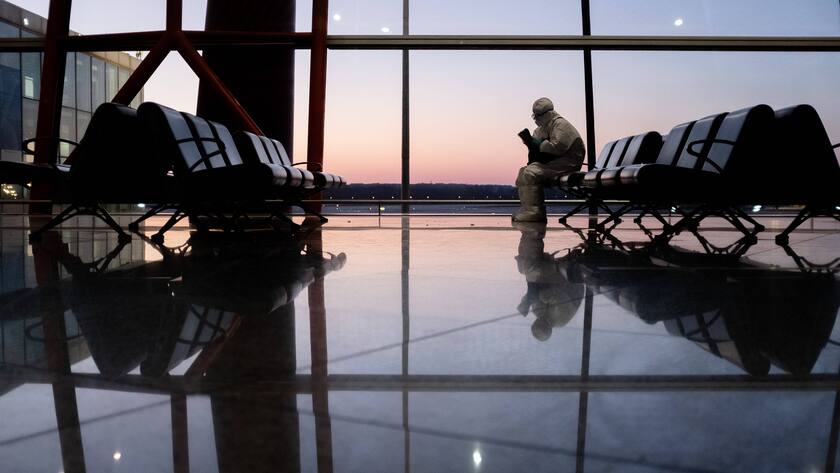 Angestellter in Schutzkleidung im internationalen Terminal des Flughafens Peking: China ist seit über zwei Jahren weitgehend von der Welt abgeschnitten.