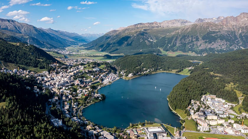 Switzerland, Canton of Grisons, Saint Moritz, Town in Engadin valley with lake in center, RUNF04677