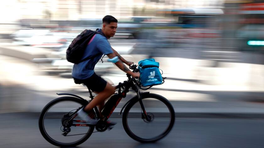 A rider on his way to deliver an order in Madrid, Spain, 10 August 2021. The Rider Law , which comes into force on August 12 under the premise of forcing them to stop using self-employed workers as delivery men and to become salaried employees. Deliveroo confirmed will quit the country. Delivery companies adapt to the rider law ACHTUNG: NUR REDAKTIONELLE NUTZUNG PUBLICATIONxINxGERxSUIxAUTxONLY Copyright: xEFE/JuanxCarlosxHidalgox GRAF1626 20210810-befe3025bbd2a429e8ad5a472082a235652c8c0a