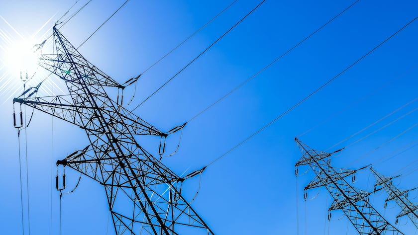 Der Strommast einer Hochspannungsleitung. Symbolfoto für Energie. Vor blauem Himmel McPWOD McPWOD