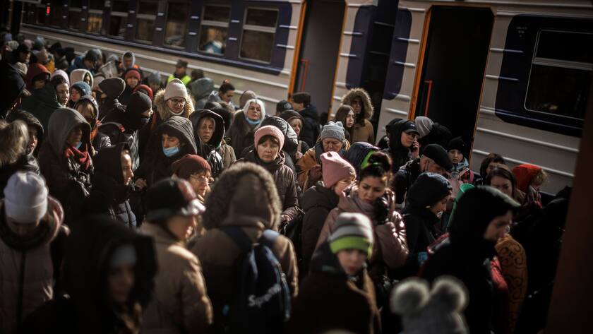 Citizens fleeing Ukraine meet their relatives upon arrival at Przemsyl train station in Poland, 01 March 2022, one of the main points of entry of Ukrainian refugees fleeing the Russian occupation and war on the country. Citizens fleeing Ukraine meet their relatives upon arrival at Przemsyl train station in Poland ACHTUNG: NUR REDAKTIONELLE NUTZUNG PUBLICATIONxINxGERxSUIxAUTxONLY Copyright: xBielxAlinox GRAF8237 20220301-5c822afc59898c402e81c1180cff9ae1f86e5319