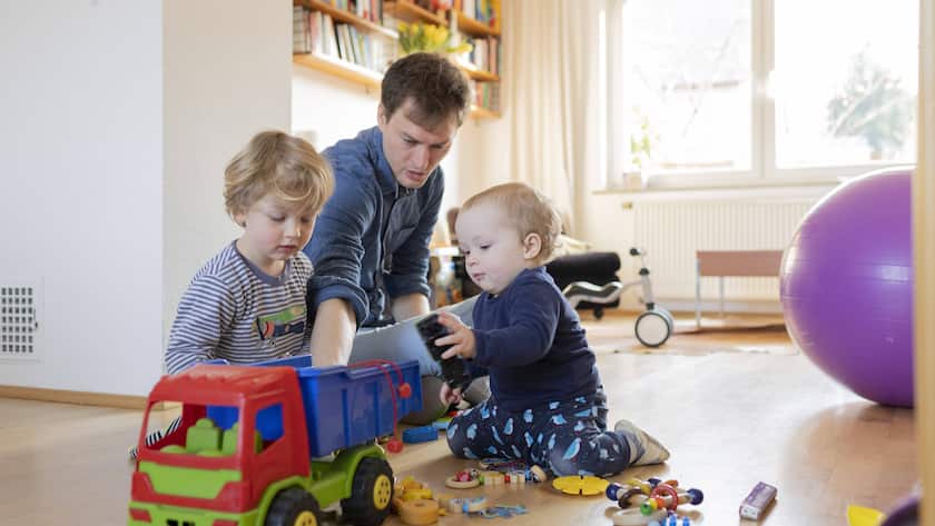 Thema: Vater mit zwei Kindern im Alter von neun Monaten und drei Jahren. Bonn Deutschland *** Subject father with two children aged nine months and three years Bonn Germany Copyright: xUtexGrabowsky/photothek.dex