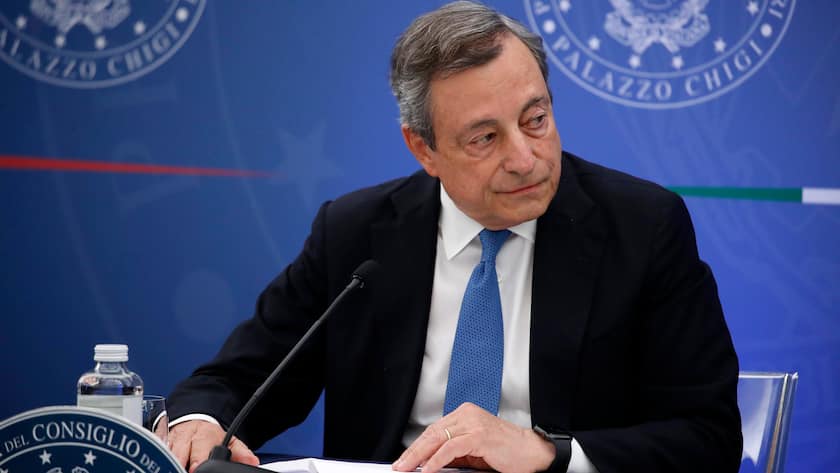 Der italienische Ministerpräsident Mario Draghi an einer Pressekonferenz.