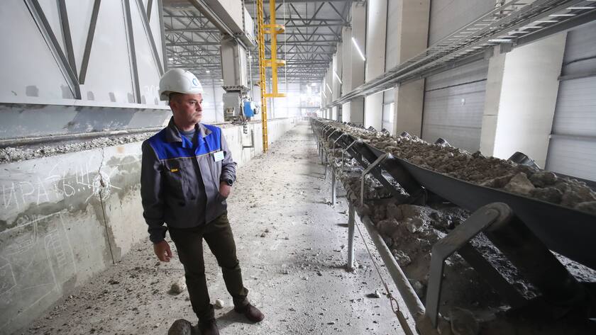 Ein Arbeiter sieht sich eine Rohmaterial-Transportlinie in einem Zementwerk in der Stadt Mikhailovka, Region Wolgograd, Russland, an