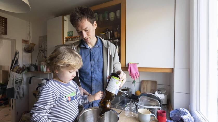 Thema: Kleinkind hilft beim kochen. Bonn Deutschland *** Theme toddler helps to cook Bonn Germany Copyright: xUtexGrabowsky/photothek.dex