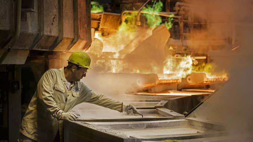 Kupfer-Nachfrage könnte bis 2030 um 600 Prozent steigen Fluessiges Kupfer wird in der Giesserei der Aurubis AG in Hamburg zu Kupferanoden gegossen. Ein Arbeiter reinigt die Giesspfannen vor der Befuellung. Hamburg, 04.12.2013. Hamburg Deutschland PUBLICATIONxINxGERxSUIxAUTxONLY Copyright: xThomasxTrutschelxliquid Copper will in the Foundry the Aurubis AG in Hamburg to cast a Workers cleans the Ladles before the Filling Hamburg 04 12 2013 Hamburg Germany PUBLICATIONxINxGERxSUIxAUTxONLY Copyright xThomasxTrutschelx