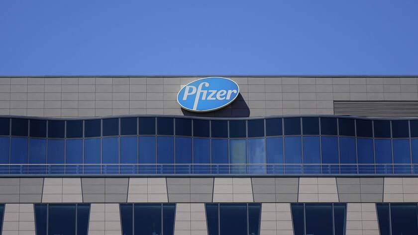 Blaues Pfizer Logo an Gebäude in Berlin.