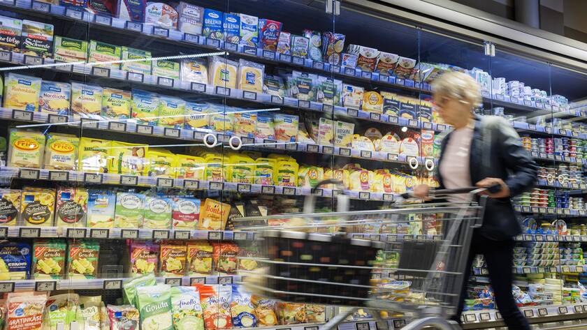 Aelter Frau kauft im Supermakt ein. Radevormwald Deutschland *** Old woman shopping in supermarket Radevormwald Germany Copyright: xUtexGrabowsky/photothek.dex