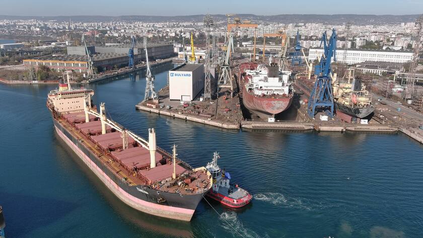 Schiff mit ukrainischem Getreide kommt im Hafen von Varna, Bulgarien, an.