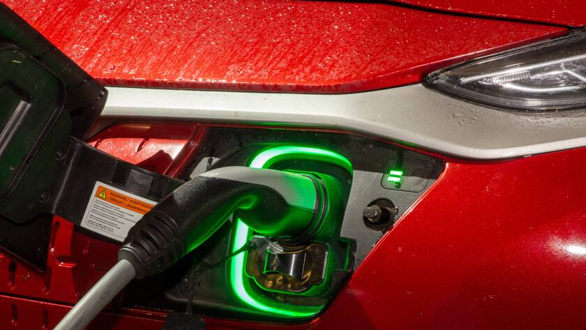 E-Autos bleiben im Betrieb trotz Strompreiserhöhung deutlich günstiger als Verbrenner.