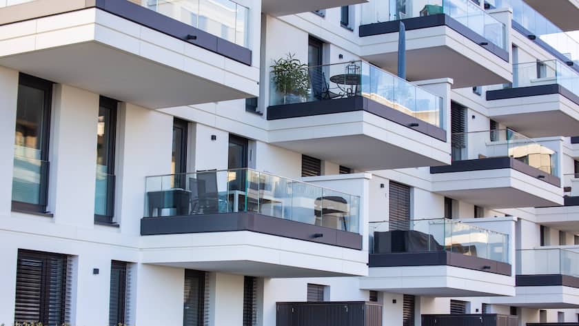 Symbolbild urbanes Wohnen: Fassade eines neuen Apartmentgebäudes mit hochpreisigen Wohnungen *** Symbolic image urban living facade of a new apartment building with high-priced apartments Copyright: xx