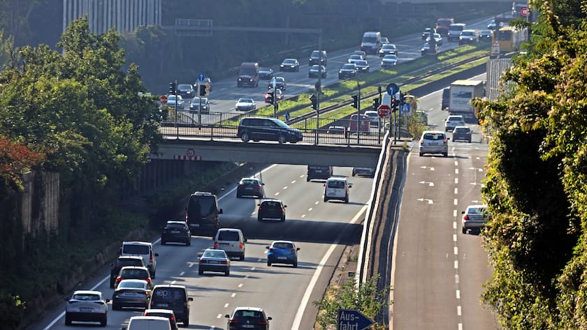 Strassenverkehr auf der stark befahrenen A40 im Bereich Essen in Deutschland.