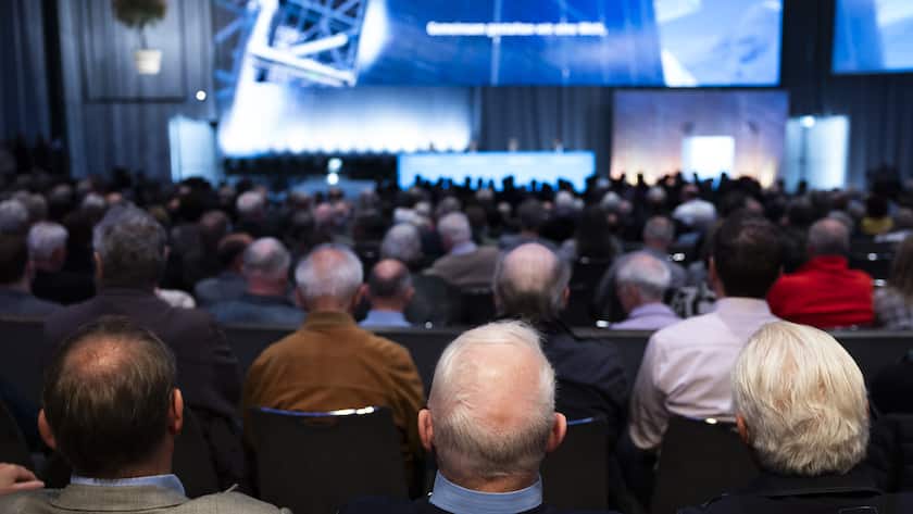 Aktionaere verfolgen die Generalversammlung des Energie- und Infrastrukturunternehmens BKW AG, am Montag, 22. April 2024 in Bern. (KEYSTONE/Peter Klaunzer)