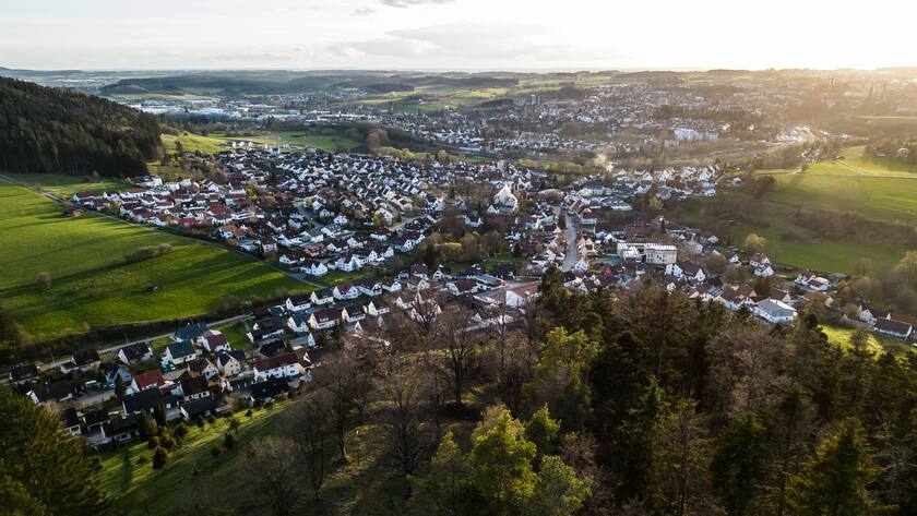 Göllsdorf, ein Teilort von Rottweil ist im Abendlicht zu sehen. Rottweil Baden-Württemberg Deutschland *** Göllsdorf, a suburb of Rottweil is seen in the evening light Rottweil Baden Württemberg Germany