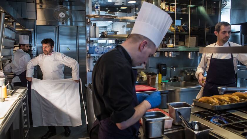 epaselect epa09850549 Executive Chef Yannick Franques (L) in the kitchen with his brigade at the restaurant La Tour d'Argent, the oldest establishment in the French capital dating from 1582, in Paris, France, 24 March 2022 (issued 26 March 2022). La …