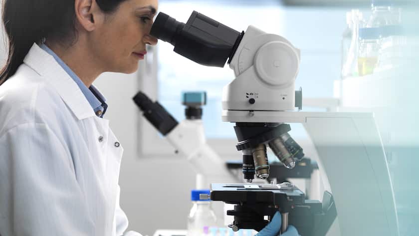 Wissenschafterin in der Biotech-Forschung