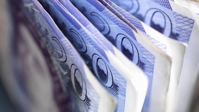 Blick auf aufgefächerte Pfund-Scheine.