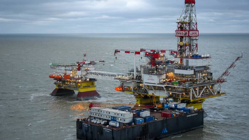 Russische Ölplattform im Kaspischen Meer: Die EU versucht, die Einnahmequelle trockenzulegen.