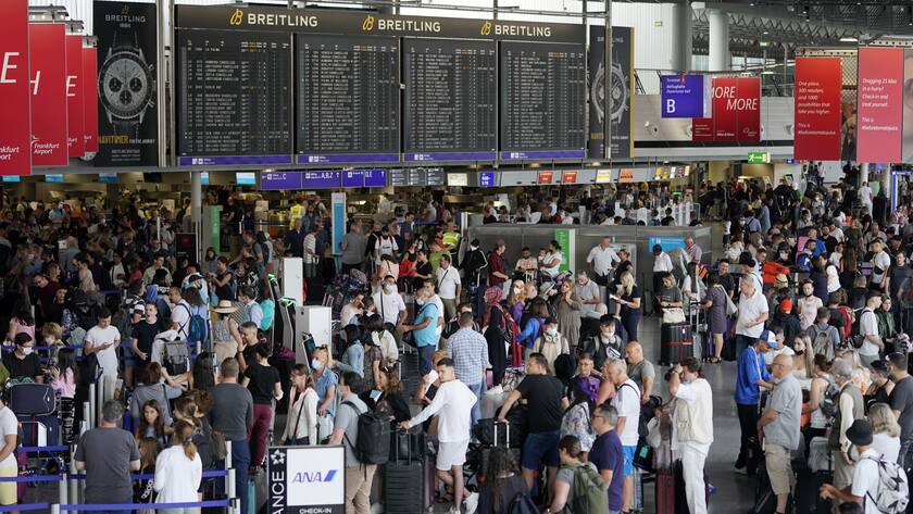 epa10093421 People queue to check in for a flight during a warning strike of the ground staff of Lufthansa, at the international airport in Frankfurt am Main, Germany, 27 July 2022. The trade union Ver.di is calling on around 20,000 ground staff nationwide to stage a one-day warning strike on 27 July. EPA/RONALD WITTEK