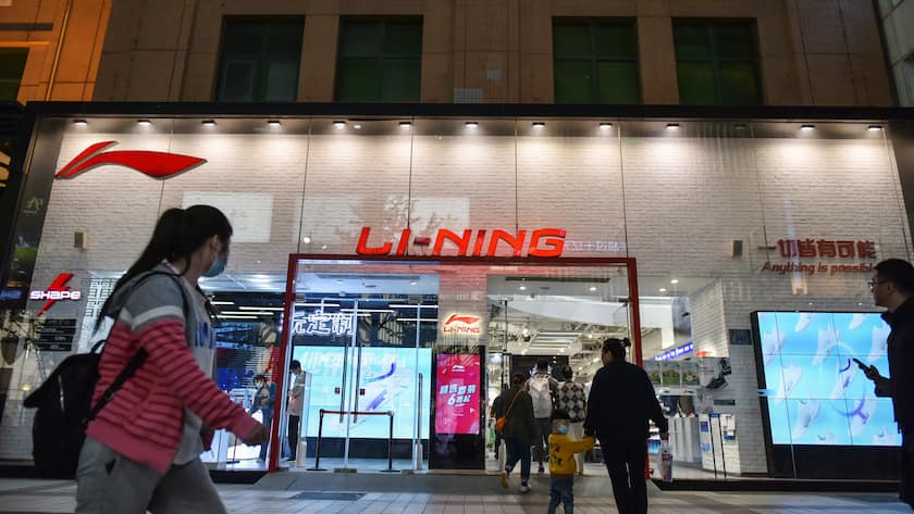 Personen laufen an einem Laden der Sportmarke Li Ning vorbei: Die Marke ist am meisten gewachsen in China.