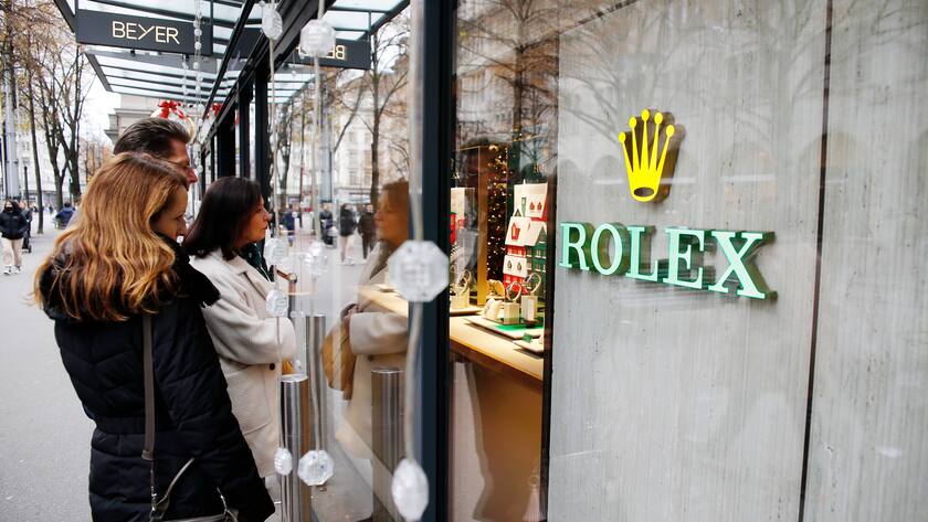 Kunden vor einem Rolex-Uhrengeschäft an der Bahnhofstrasse Zürich.