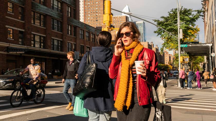 NY: Shopping in New York Distracted walker in Chelsea in New York on Tuesday, October 24, 2023. New York New York NY USA NOxUSExINxGERMANY PUBLICATIONxINxALGxARGxAUTxBRNxBRAxCANxCHIxCHNxCOLxECUxEGYxGRExINDxIRIxIRQxISRxJORxKUWxLIBxLBAxMLTxMEXxMARxOMAxPERxQATxKSAxSUIxSYRxTUNxTURxUAExUKxVENxYEMxONLY Copyright: xRichardxB.xLevinex Editorial use only sipausa_49190480