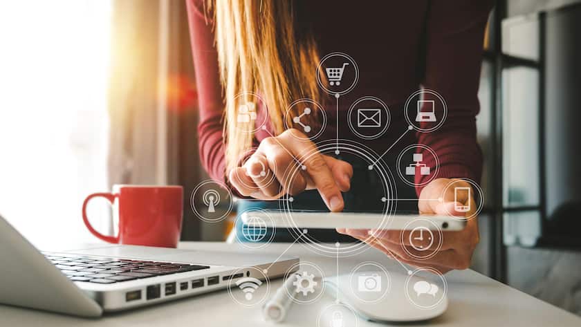 Kundin vor Laptop im Mittelpunkt, Omnichannel