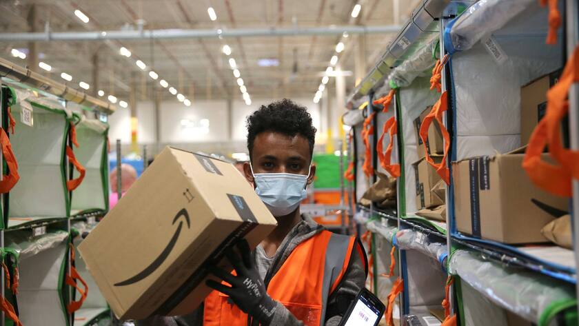 Blick ins Amazon-Verteilzentrum in der Hansestadt Rostock.