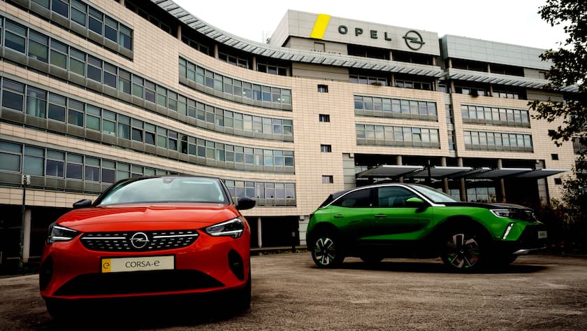 CORSA E UND MOKKA E VOR DEM OPEL WERK RUESSELSHEIM *** CORSA E AND MOKKA E IN FRONT OF THE OPEL FACTORY RUESSELSHEIM PUBLICATIONxNOTxINxUSA