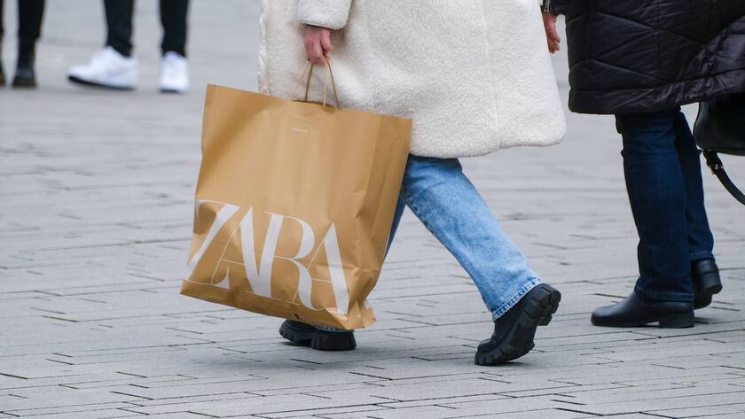 Kleiden Sie sich bei Zara ein? Zara-Einkaufstasche in Düsseldorf, Deutschland (22. Februar 2024)