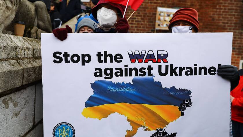 March For Peace In Ukraine In Krakow, Poland People attend Stand With Ukraine protest in Krakow, Poland on February 20, 2022. Western leaders accuse Russian President Vladimir Putin of massing tens of thousands of troops around Ukraine s borders in recent weeks in preparation for an invasion. Krakow Poland PUBLICATIONxNOTxINxFRA Copyright: xBeataxZawrzelx originalFilename: zawrzel-marchfor220220_npxYr.jpg