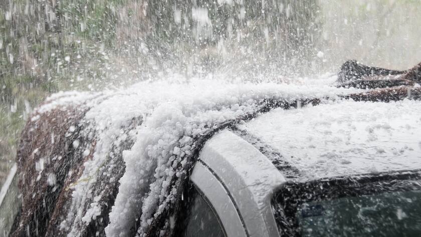 Sturm und Hagel beschädigen Autodach