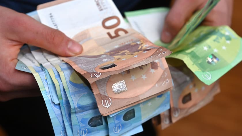 Themenbild,Symbolfoto:Geld in Haenden halten. Inflation,Geld,Bargeld,Geldschein,Geldscheine. Haende Euro Banknoten *** theme picture,symbol photo money in hands hold inflation,money,cash,banknote,banknotes hands euro banknotes