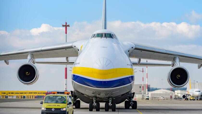 hoersching, austria, 28 feb 2022, antonov an-124-100, ur 82029 before start at the airport of linz *** hoersching, österreich, 28. feb 2022, antonov an 124 100, ur 82029 vor start am flughafen linz Copyright: xWolfgangxSimlingerx