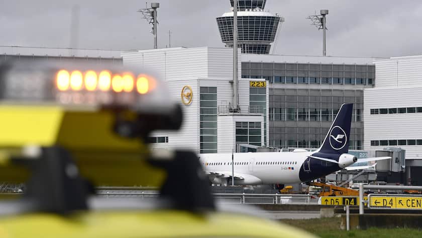 Impressionen vom Flughafen Franz Josef Strauss in Muenchen am 12.04.2023. Fahrzeug,Auto der Vorfeldaufsicht, Hinten stehen Lufthansa Maschinen am Terminal 2 in Parkposition bei der Abfertigung, *** Impressions of Franz Josef Strauss Airport in Munich on 12 04 2023 Vehicle, car of the apron supervisor, in the back are Lufthansa aircraft at Terminal 2 in parking position during check-in,