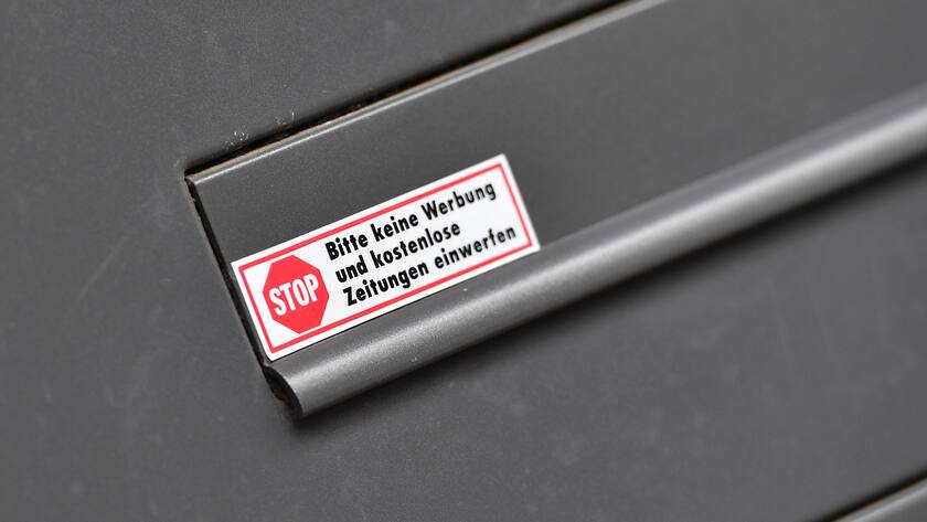 Aufkleber an einem Schlitz an einem Briefkasten: STOP BITTE KEINE WERBUNG UND KOSTENLOSE ZEITUNGEN EINWERFEN *** Sticker on a slot on a mailbox STOP PLEASE DO NOT PUT AN ADVERTISEMENT AND FREE NEWSPAPERS