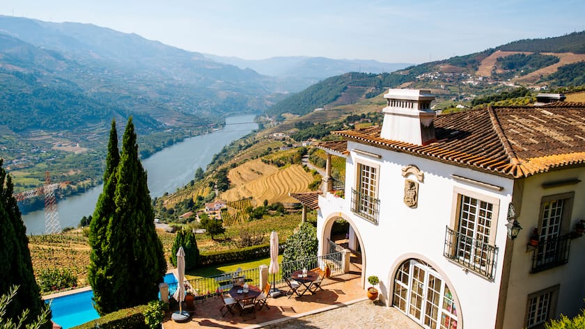 Villa mit Pool und herrlichem Ausblick: Portugal ist bei Immobilienkäufer sehr beliebt.